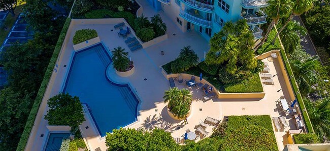 Piscina - 2475 Brickell Ave