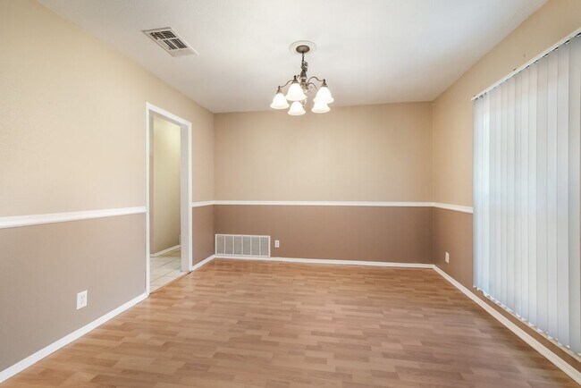 Foto del edificio - 4971 Dare Ln