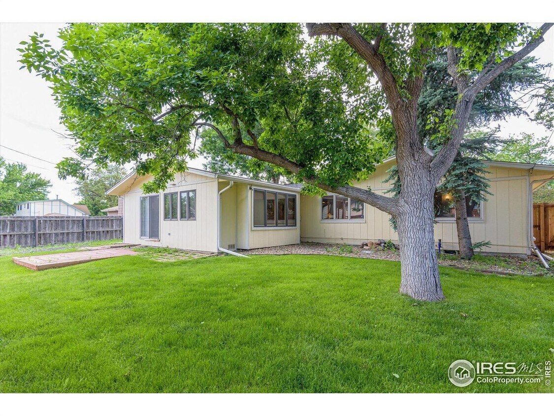 Foto principal - Charming 4-Bedroom Ranch in Prime Location...
