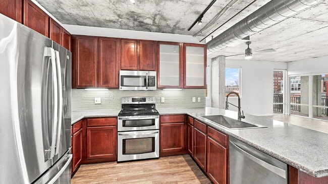 Building Photo - $2,820.95- 2 bed, 1 bath Condo in the heart of Denver with In Unit Laundry!