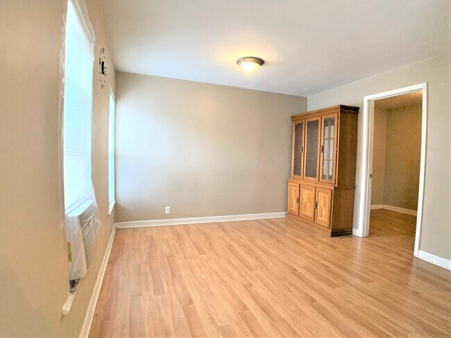 Building Photo - 255 W 31st St