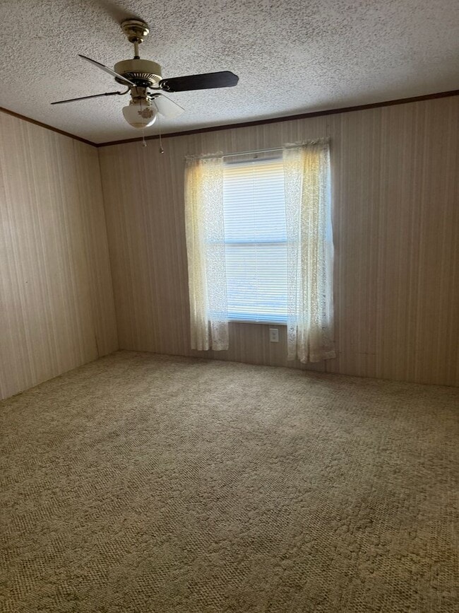 Building Photo - 3 bedroom 2 bath home with fenced back yard