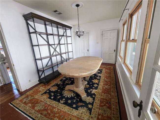 Building Photo - 407 Zennia St