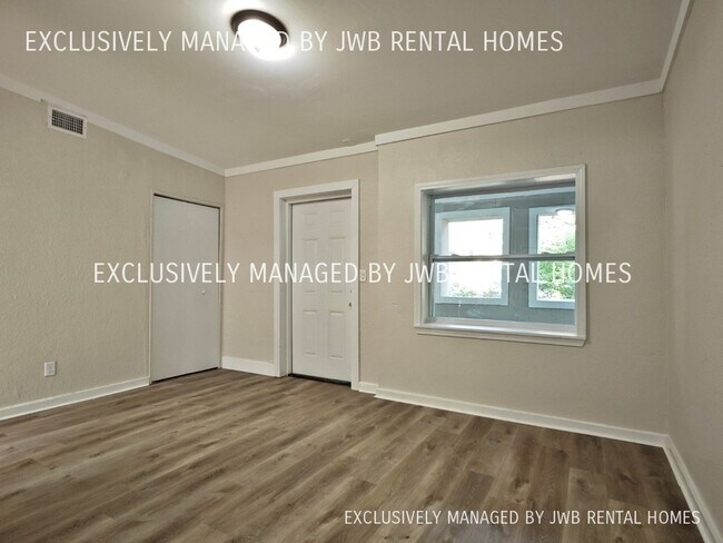 Foto del edificio - 5853 Marigold Rd
