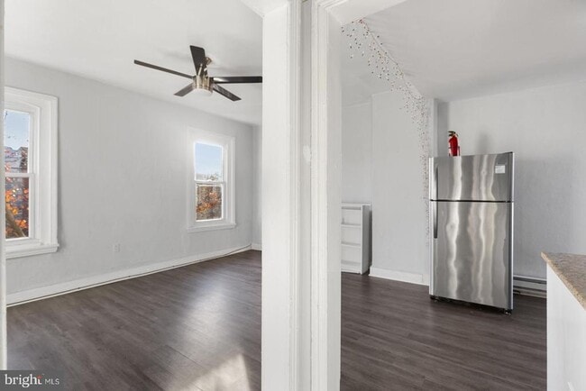 Building Photo - 1735 W Oxford St