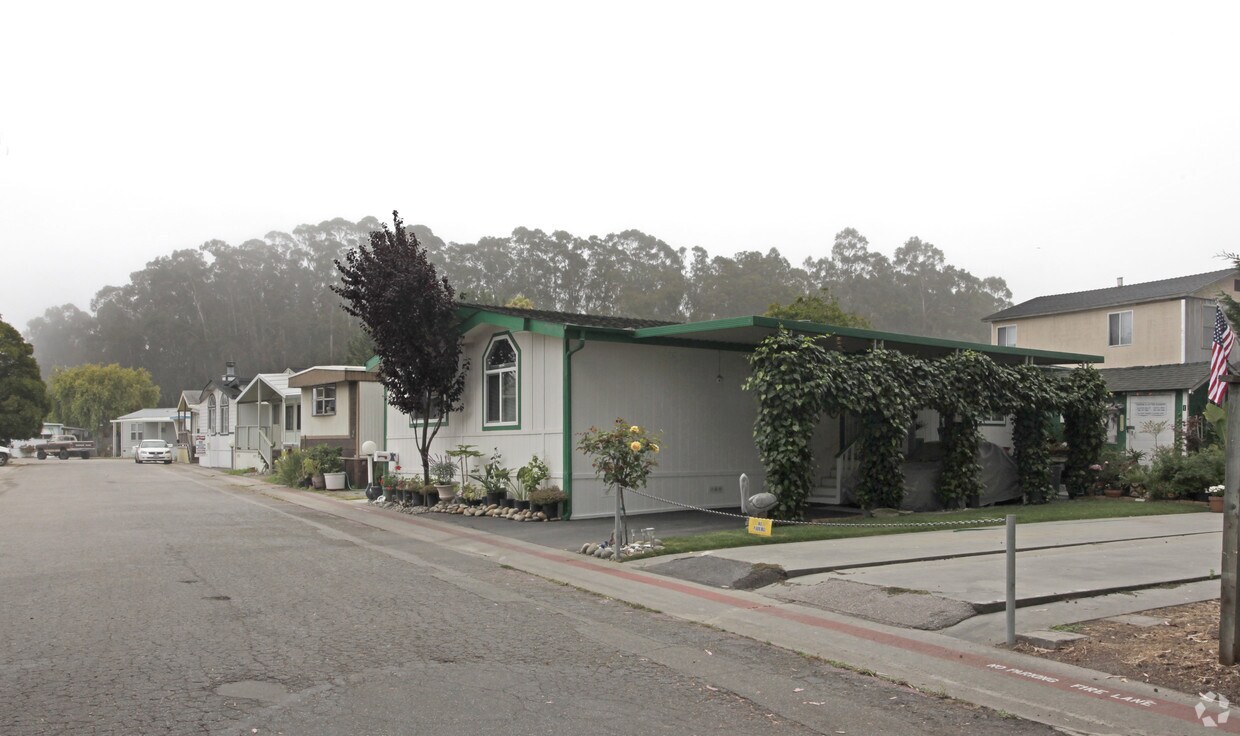 Building Photo - Pleasure Point Mobile Manor