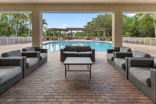 Disfrute de una piscina estilo resort y relájese en la terraza de su piscina. - Pine Lakes Preserve