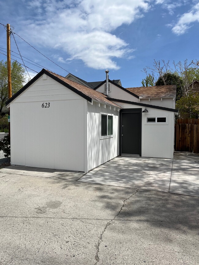 Building Photo - 623 Sinclair St