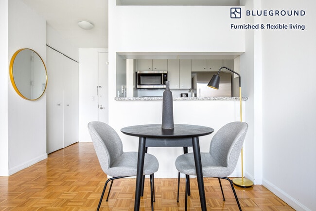 Building Photo - 400 Chambers St