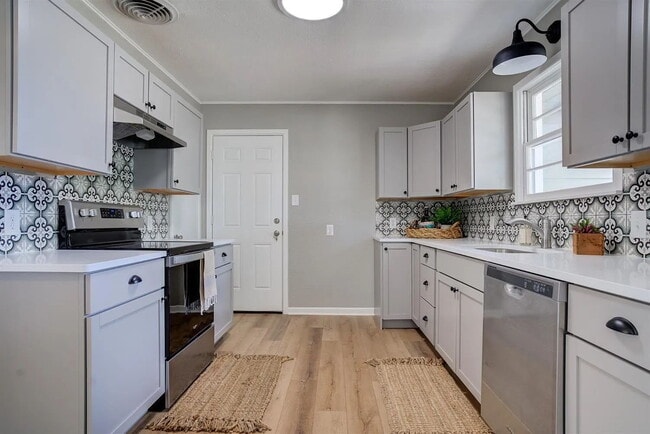 Foto del edificio - Pre-Leasing Charming 3-Bedroom Home