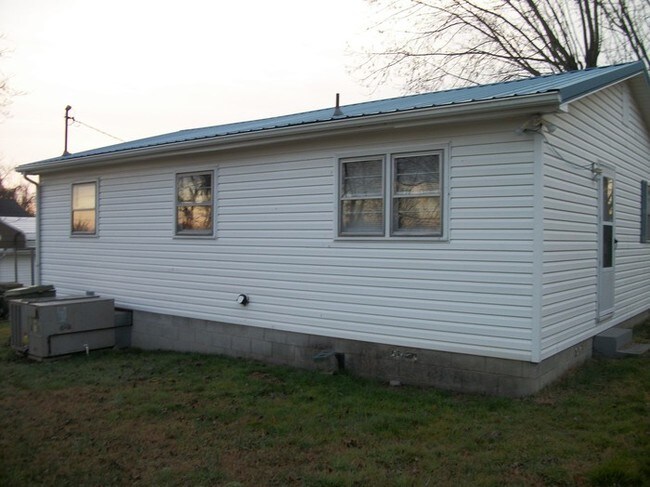 Building Photo - 2 bedroom 1 bath house Morristown, TN