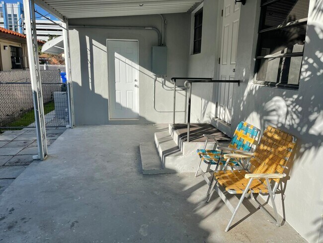Porsche al aire libre - 3344 SW 22nd Ter