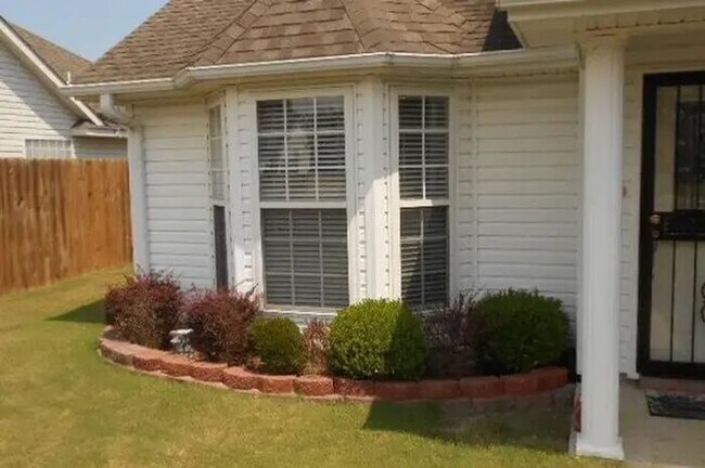 Foto del edificio - Beautiful 3 bed /2 bath home - Nettleton school district has a fenced back yard and 2-car garage