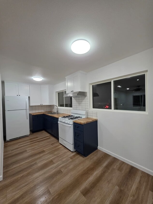 Kitchen - 2290 Lewis Ave