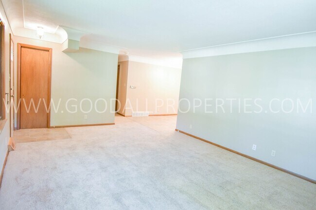 Building Photo - Wonderful 3-Bedroom, 2.5-Bath Ranch-Style ...