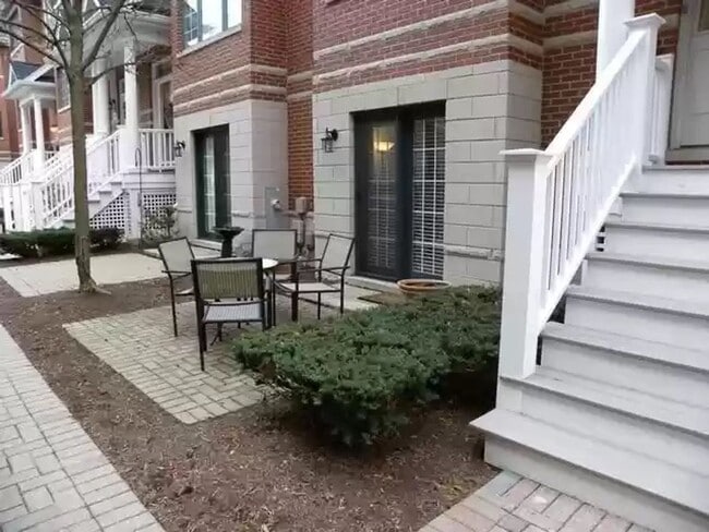 Building Photo - Downtown Elmhurst Gem – 3-Bed Townhome with Balcony, Courtyard & Garage