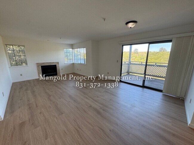 Foto del edificio - Spacious 2-Bed, 2-Bath Condo with Fireplac...