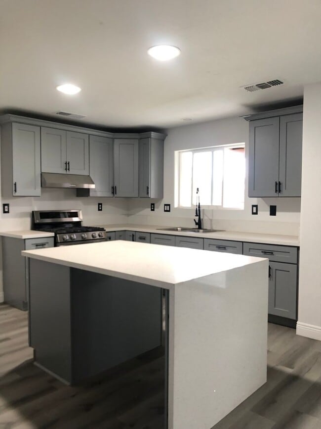 Building Photo - Southwest Bakersfield Home