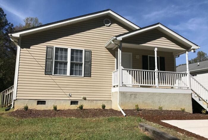 Charming 3BR 2 BA Cottage-Style Home in North Durham - Charming 3BR 2 BA Cottage-Style Home in North Durham