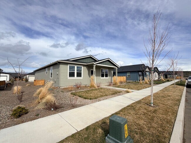 Foto del edificio - For Rent: Unfurnished newer construction 2 bedroom, 2 bath home, 2 car garage located in the beau...