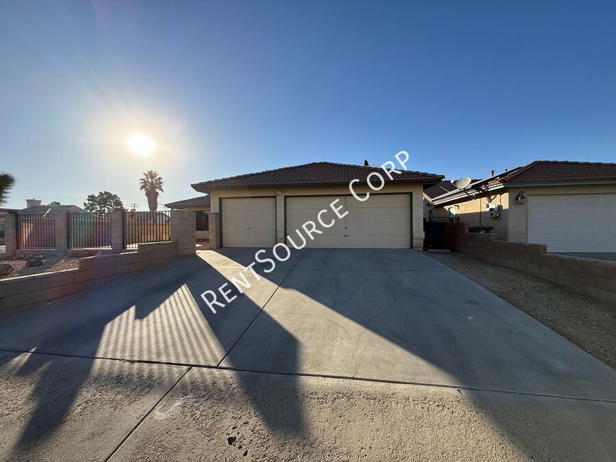 Primary Photo - 4 Bedrooms/2 Bathrooms Single Story Home f...