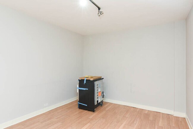 Foto del edificio - 511 W Belmont Ave