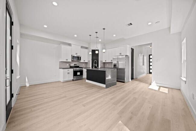 Building Photo - 4930 Chennault Rd