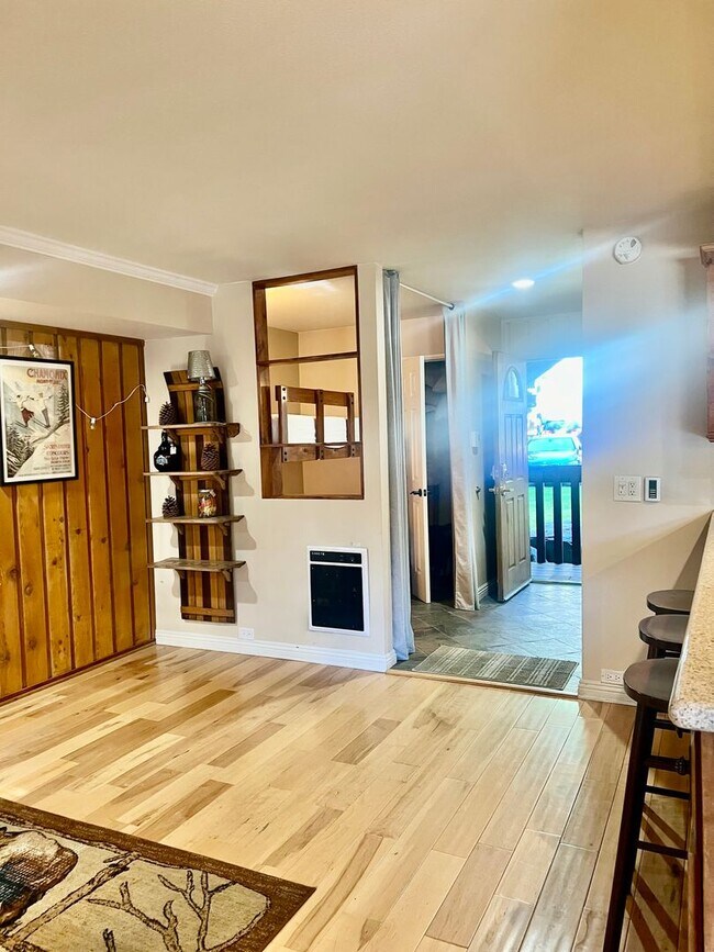 Building Photo - For Rent: Updated 1 Bed, 1 Bath Unit in Su...