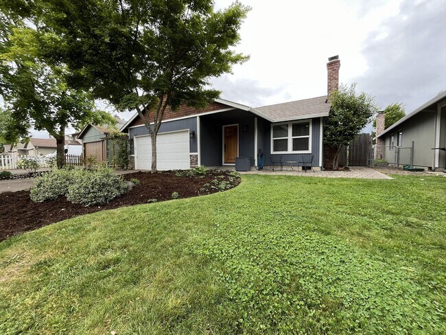 Foto del edificio - Charming Home Near Nike Campus with Vaulted Ceilings & Updated Kitchen