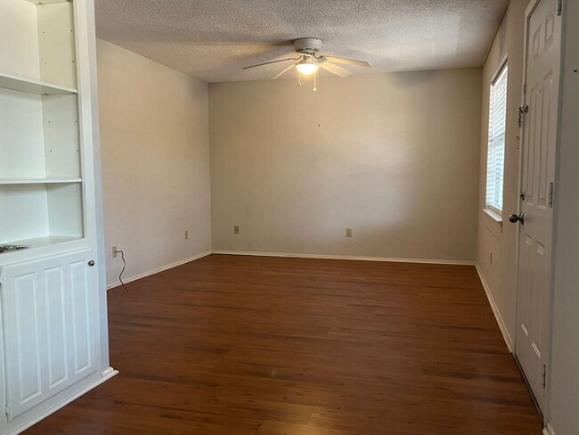 Building Photo - Casablanca Condo near Baylor