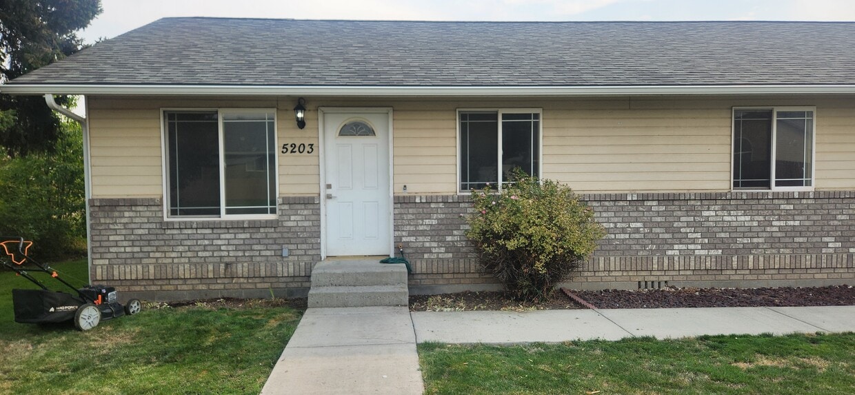 Outside front entrance - 5203 Oahu Ln