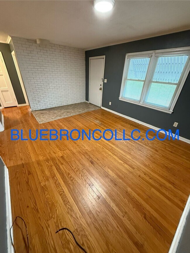 Foto del edificio - Beautiful 2 bedroom 1 bathroom home with 1...