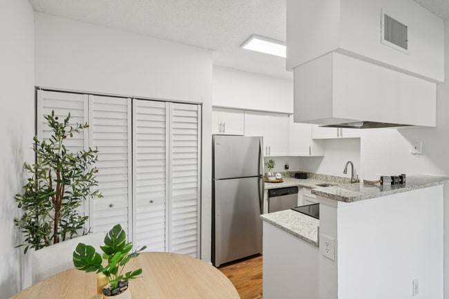 Foto del edificio - Waterford Point Apartments