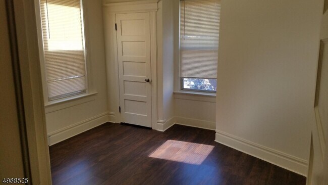 Foto del edificio - 111 Hollywood Ave