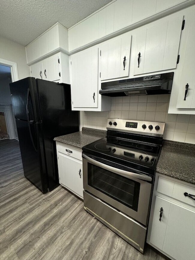 Foto del edificio - Great Location ! This 2 bedrooms, 1.5 bath townhome is conveniently located in Greer close to sho...