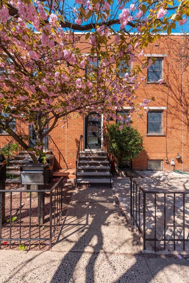 Building Photo - 306 9th St