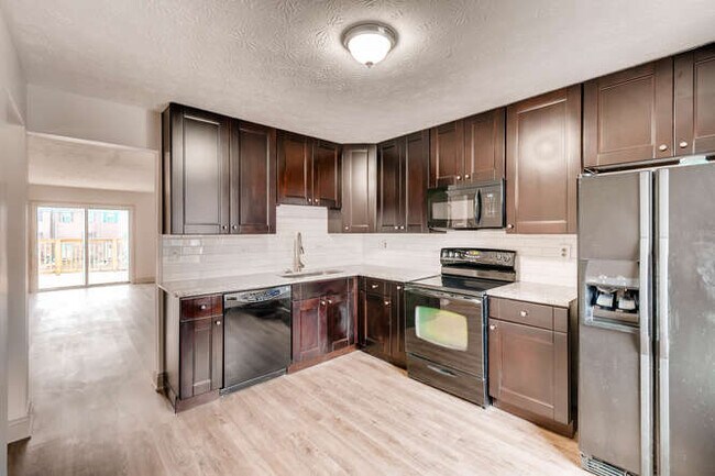 Building Photo - 1048 Lake Front Dr