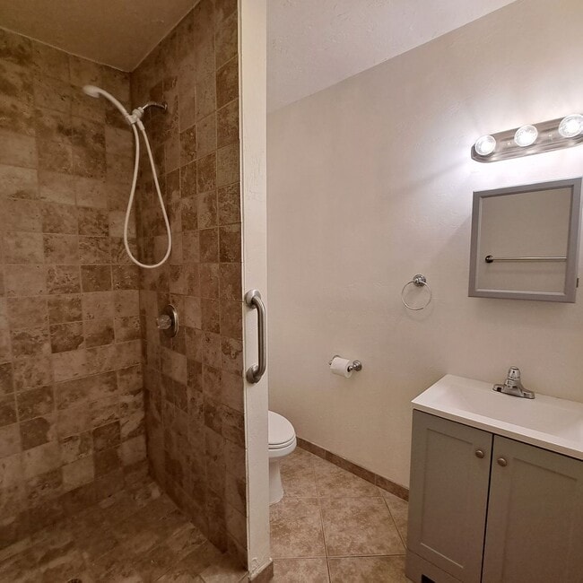 Building Photo - Don't miss out on this rental!
