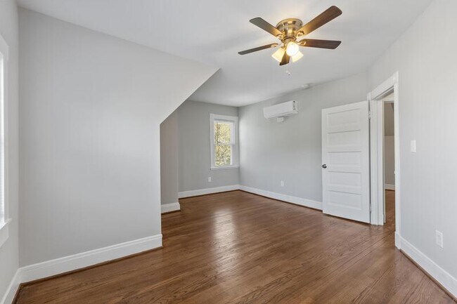 Foto del edificio - 5821 Royal Oak Ave