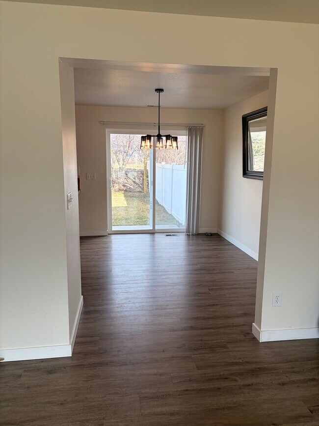 Dining Area - 777 E Main St