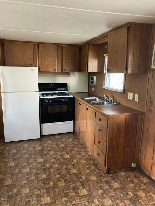 Kitchen - 2006 E Prospect Rd