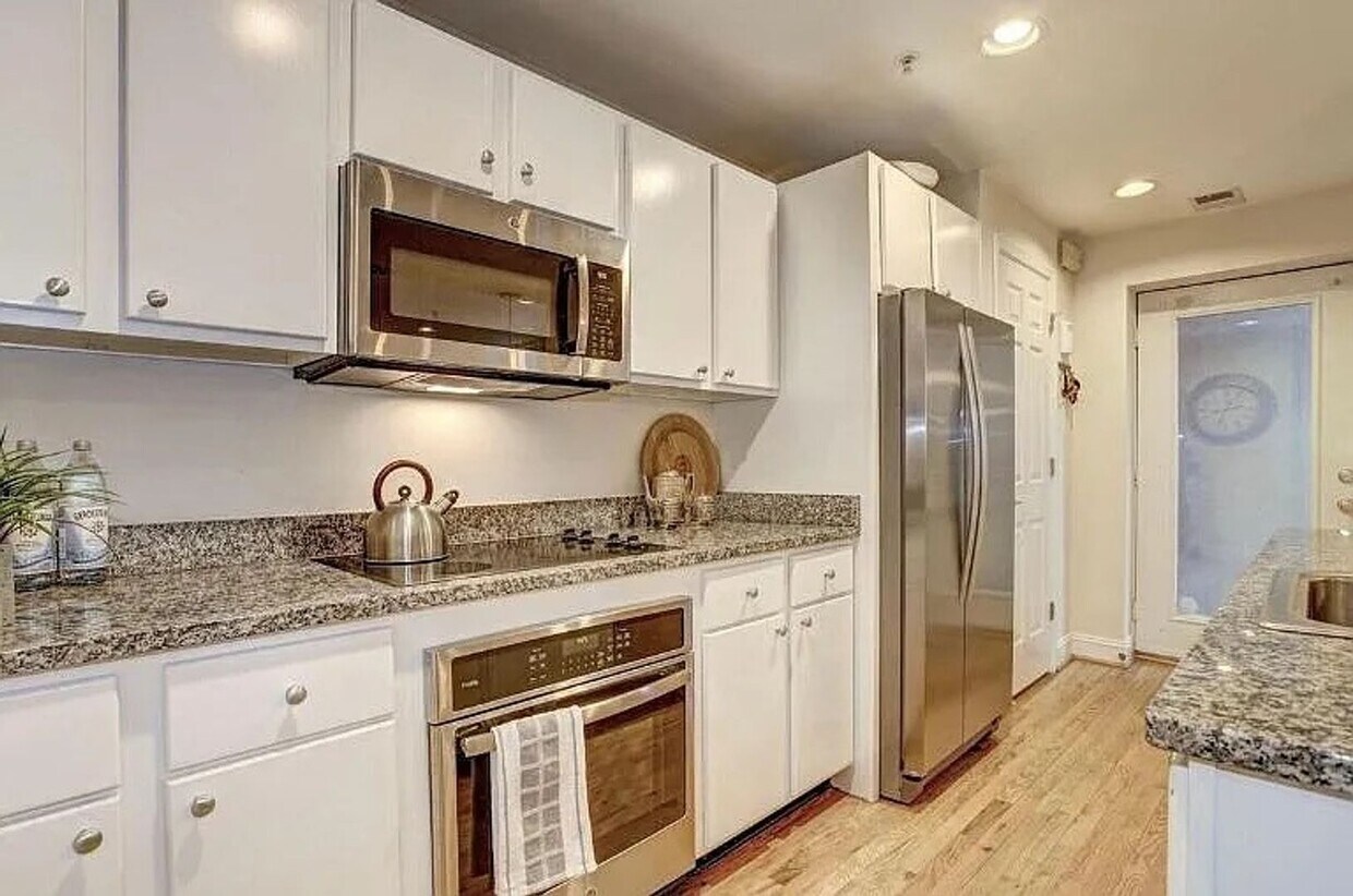 Foto principal - Charming 2 BR/1 BA Apartment in Woodley Park!