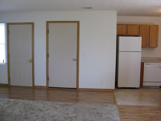 Building Photo - 3 Bedroom 2 Bath Single Family Home Locate...