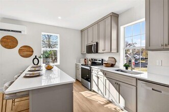 Building Photo - 439 W 9th St