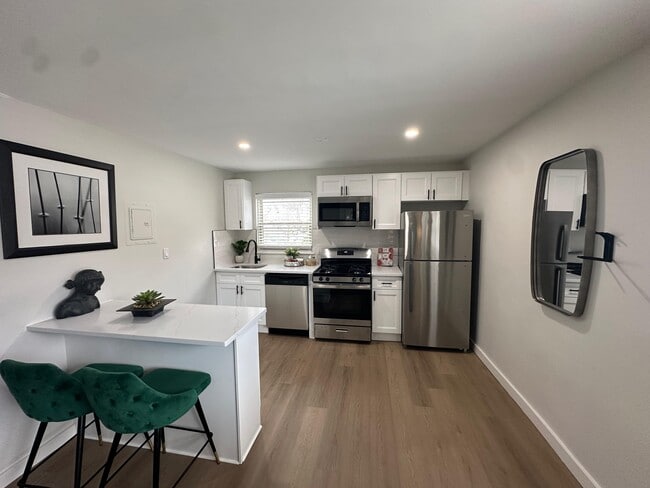 Building Photo - Lakeview Apartments