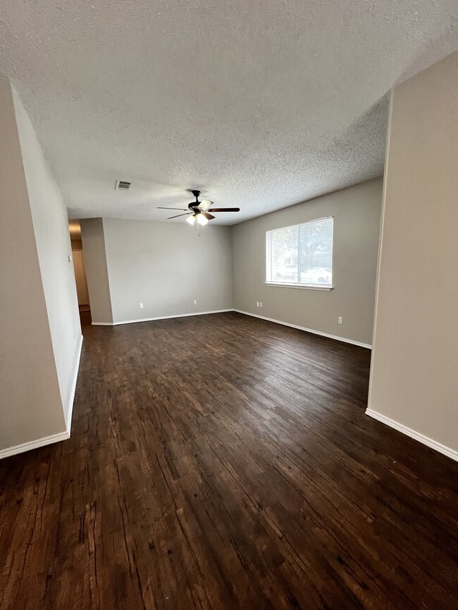 Building Photo - Cozy 2-2-1 in Fort Worth Hulen area