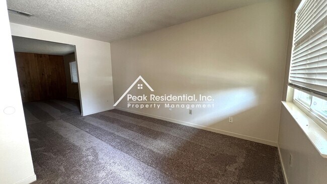 Foto del edificio - Spacious 2bd/1 ba Foothill Farms Duplex Wi...