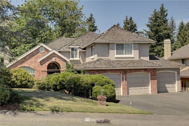 Building Photo - 4 bedroom + Bonus room with a large fenced...