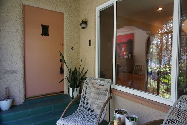 Foto del edificio - 1327 S Cloverdale Ave