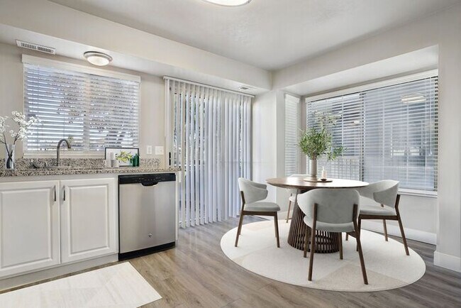 Building Photo - Spacious 2 Bed 1.5 Bath Townhome in Murray...